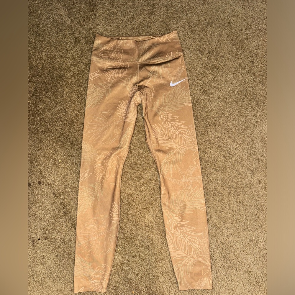 THE CUTESTT!! Nike leggings!!